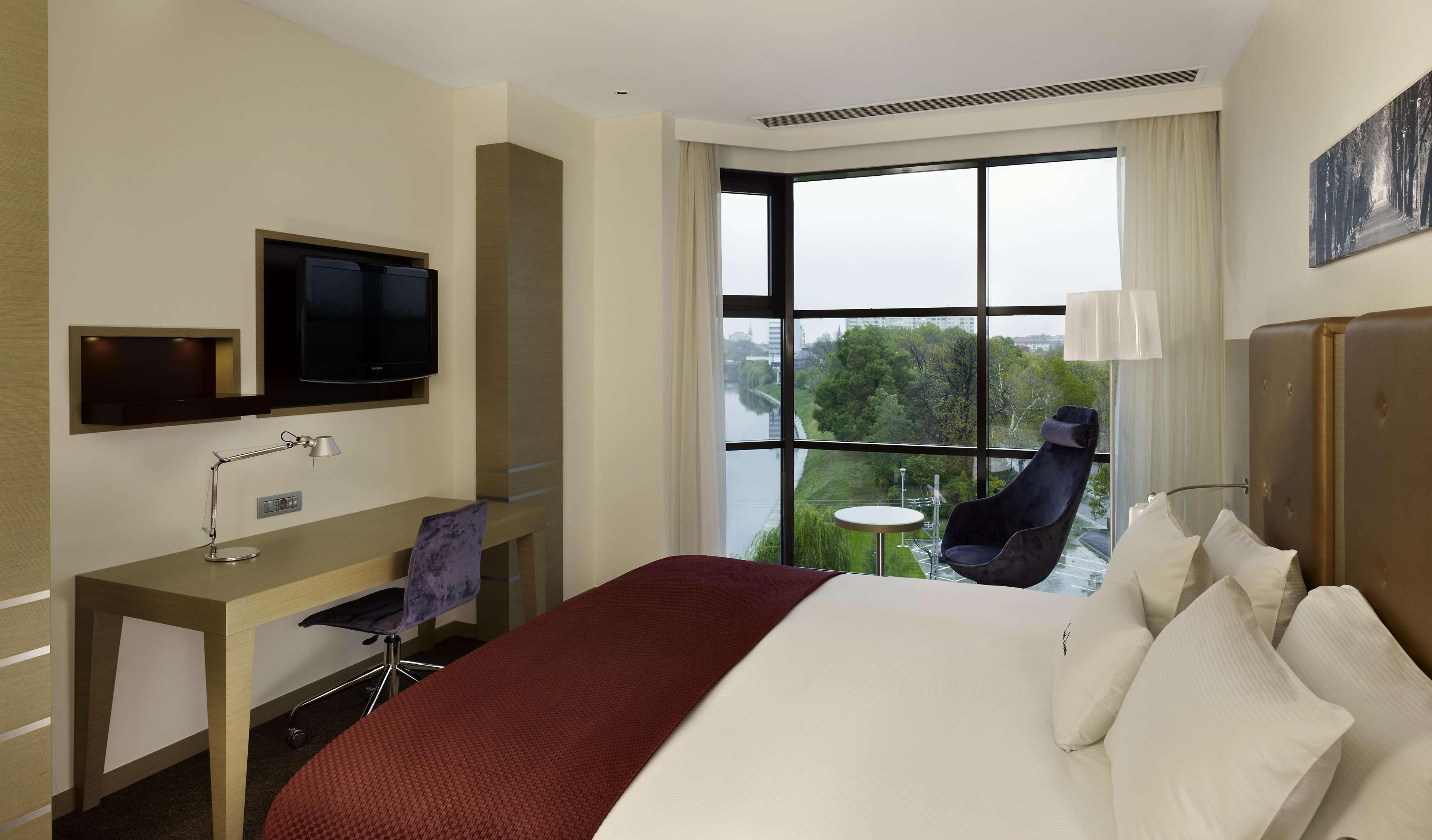 Doubletree By Hilton Oradea Hotel Bilik gambar